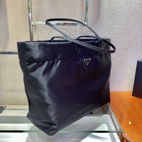 Prada Новая сумка-тоут Модель： 1BG107 Эта сумка среднего размера
