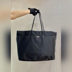 Prada Новая сумка-тоут Модель： 1BG107 Эта сумка среднего размера