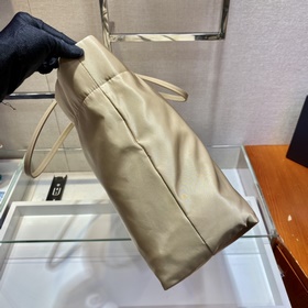 Prada Новая сумка-тоут Артикул： 1BG107 Эта сумка среднего размер