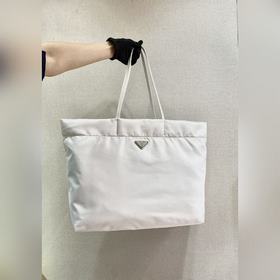 Prada Новая сумка-тоут Модель： 1BG107 Эта сумка среднего размера