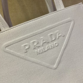 Prada Новая сумка-тоут Модель： 1BG382 Треугольный логотип был об