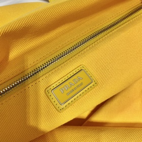 Prada Новая сумка-тоут Модель： 1BG396 Этот треугольный логотип б