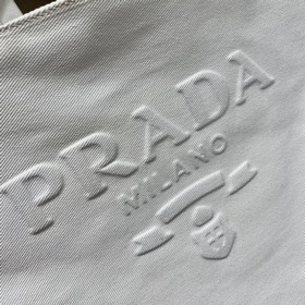 Prada Новая сумка-тоут Модель： 1BG396 Этот треугольный логотип б