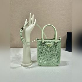Prada Сумка-тоут с звездным узором Артикул： 1BG331 Эта атласная