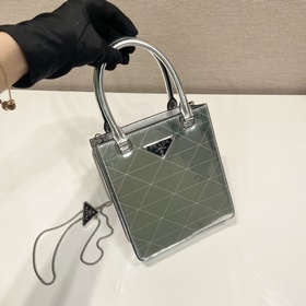 Prada  Сумка с зеркальным покрытием Модель： 1BA331 Эта лаконична