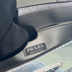Prada  Сумка с зеркальным покрытием Модель： 1BA331 Эта лаконична