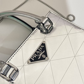 Prada  Сумка с зеркальным покрытием Модель： 1BA331 Эта лаконична