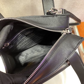 PRADA Новая женская сумка Модель： 1BG418 Эта сумка изготовлена и