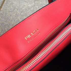 PRADA  Новая женская сумка, артикул： PR153, красная Классическая