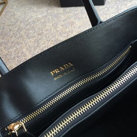PRADA  Новая женская сумка, модель： PR153, черный Классическая и