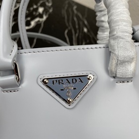 PRADA Новая мини-сумка-бакет Модель № 1BA331 Новая сумка-бакет из