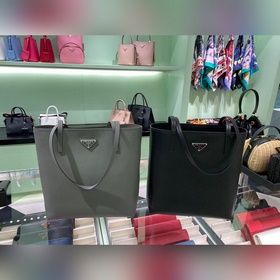 Новая сумка Prada Модель： 1BG342 Эта сумка-тоут изготовлена из ко