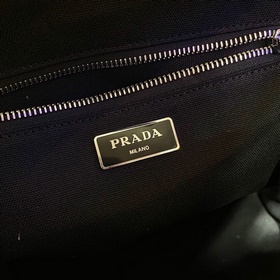 Новая сумка Prada Модель： 1BG342 Эта сумка-тоут изготовлена из ко