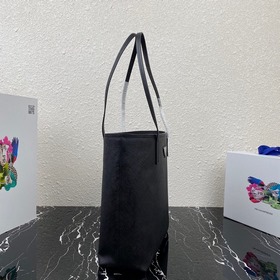 Новая сумка Prada Модель： 1BG342 Эта сумка-тоут изготовлена из ко
