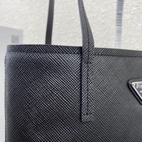 Новая сумка Prada Модель： 1BG342 Эта сумка-тоут изготовлена из ко