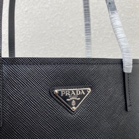 Новая сумка Prada Модель： 1BG342 Эта сумка-тоут изготовлена из ко