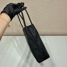 Prada Сумка-тоут среднего размера Эта сумка среднего размера изг