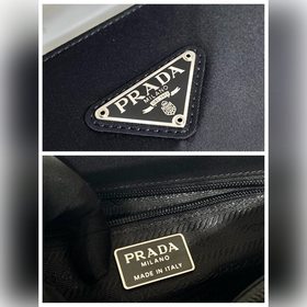 Prada Сумка-тоут среднего размера Эта сумка среднего размера изг