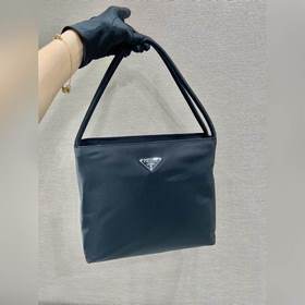 Prada Сумка-тоут среднего размера Эта сумка среднего размера изг