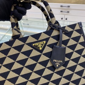 Prada сумка-тоут из ткани с вышивкой Артикул： 1BA354 Средний раз