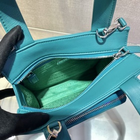 Prada Новая женская сумка Модель： 1BG418 Эта сумка изготовлена и
