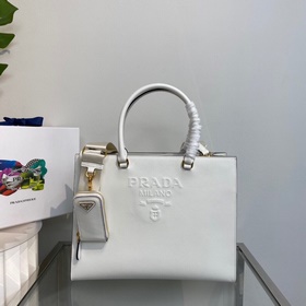 Prada  Новая модель (большая) сумка-тоут, артикул 1BA335 Эта сум