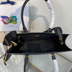 Prada  Новая модель (большая) сумка-тоут, артикул 1BA335 Эта сум