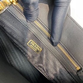 Prada  Новая модель (большая) сумка-тоут, артикул 1BA335 Эта сум