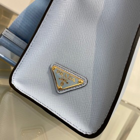 Prada  Новая модель (большая) сумка-тоут Артикул： 1BA335 Эта сум
