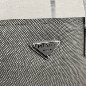 Сумка Prada Модель： 1BG342 Эта сумка-тоут изготовлена из кожи Saf