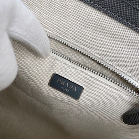 Сумка Prada Модель： 1BG342 Эта сумка-тоут изготовлена из кожи Saf
