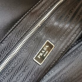 Prada  Новая сумка-тоут Модель： 1BG107 Эта сумка среднего размер