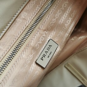 Prada  Новая сумка-тоут Модель： 1BG107 Эта сумка среднего размер