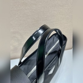 Prada  Новая сумка-тоут Модель： 2VG064 Эта сумка из переработанн