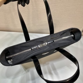 Prada  Новая сумка-тоут Модель： 2VG071 Эта сумка из переработанн