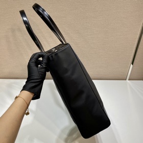 Prada  Новая сумка-тоут Модель： 2VG071 Эта сумка из переработанн