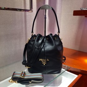 Prada &nbsp; Популярная сумка-ведро Модель： 1BE018 Сумка-ведр