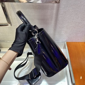 Prada Сумка-бакет с гладкой поверхностью Новый номер модели： 1BA