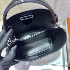 Prada Сумка-бакет с гладкой поверхностью Новый номер модели： 1BA
