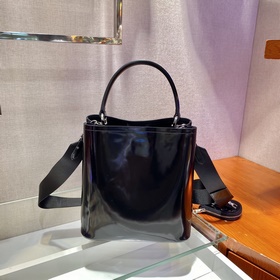Prada Сумка-бакет с гладкой поверхностью Новый номер модели： 1BA