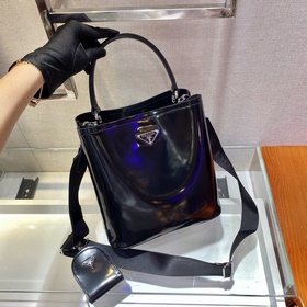 Prada Сумка-бакет с гладкой поверхностью Новый номер модели： 1BA