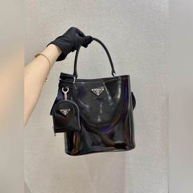 Prada Сумка-бакет с гладкой поверхностью Новый номер модели： 1BA