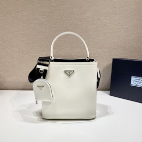 Prada  Новая модель сумки-бакета с гладкой поверхностью Артикул：