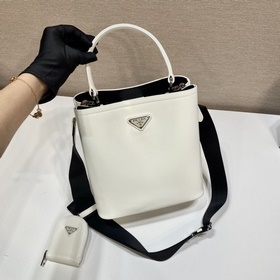 Prada  Новая модель сумки-бакета с гладкой поверхностью Артикул：
