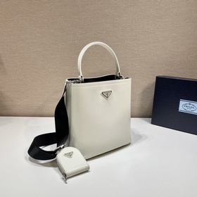 Prada  Новая модель сумки-бакета с гладкой поверхностью Артикул：