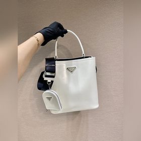 Prada  Новая модель сумки-бакета с гладкой поверхностью Артикул：