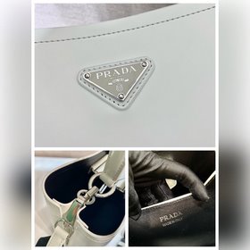 Prada  Новая модель сумки-бакета с гладкой поверхностью Артикул：