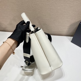 Prada  Новая модель сумки-бакета с гладкой поверхностью Артикул：