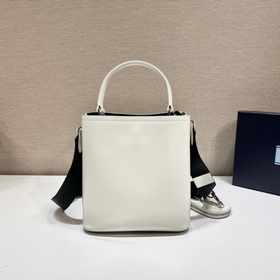 Prada  Новая модель сумки-бакета с гладкой поверхностью Артикул：