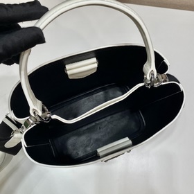 Prada  Новая модель сумки-бакета с гладкой поверхностью Артикул：